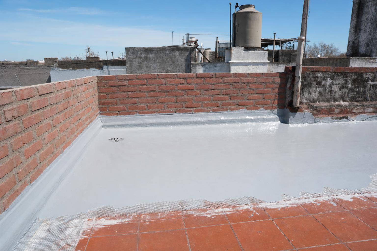 Azotea con membrana líquida recién aplicada, impermeabilización de terrazas en CABA