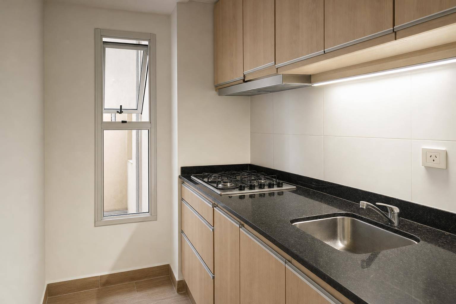 Cocina chica con mesada de granito y anafe a gas, ejemplo de remodelación de cocinas en CABA